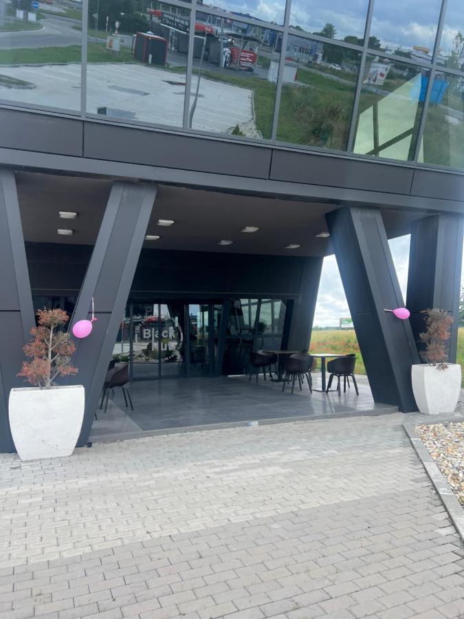 Black Hut Pension&Restaurant *** Hotel Dunajska Streda Exterior photo